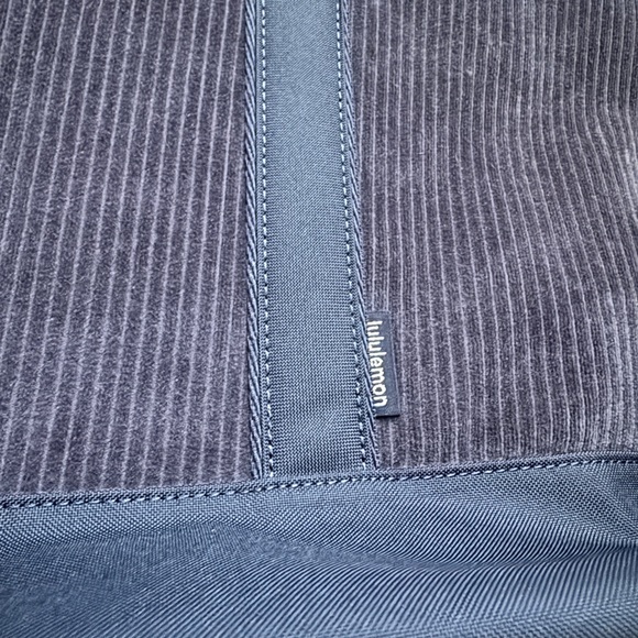 Lululemon Daily Multi-Pocket Tote Bag 20L in True Navy corduroy - Picture 7 of 8